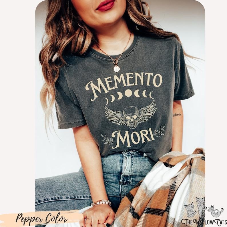 Crescent City Memento Mori SJM  T-Shirt offiziell LIZENZ Sarah J. Maas SJM Merch Lunathion Haus der Erde und des Blutes Shirt