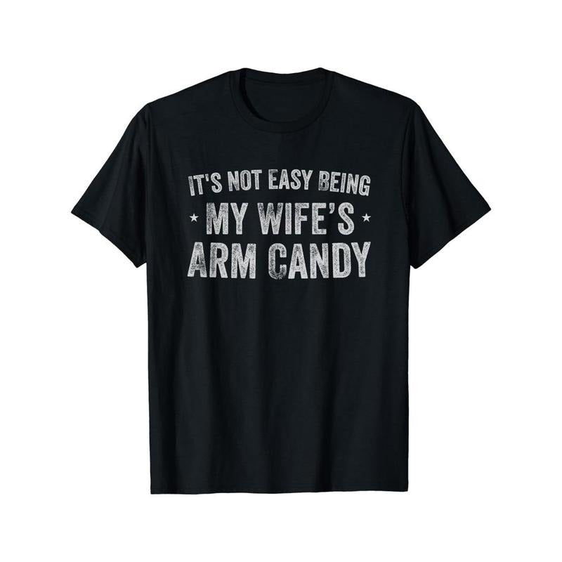 IT'S NOT EASY BEING MY WIFE'S ARM CANDY Print Men's Fashion Comfy Breathable Novelty T-Shirt New Casual Top Round Neck Short Sleeve Tee For Spring Summer Holiday Leisure Vacation Men's Clothing As Gift Made in USA