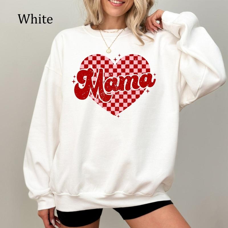 Mama Checkered Heart Sweatshirt, Retro Mama Shirt, Trendy Mother's Day Gift, Vintage Aesthetic Mom Tee, Cute Mom Life Apparel, Cozy Fleece crewneck Sweatshirt, Everyday Casual Comfort