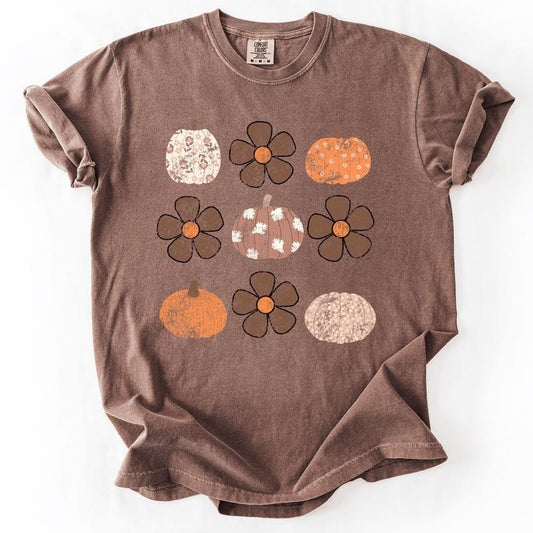 Retro Halloween, Flowers, Pumpkins, Patterned, Autumn, Fall, Comfort Colors T-Shirt