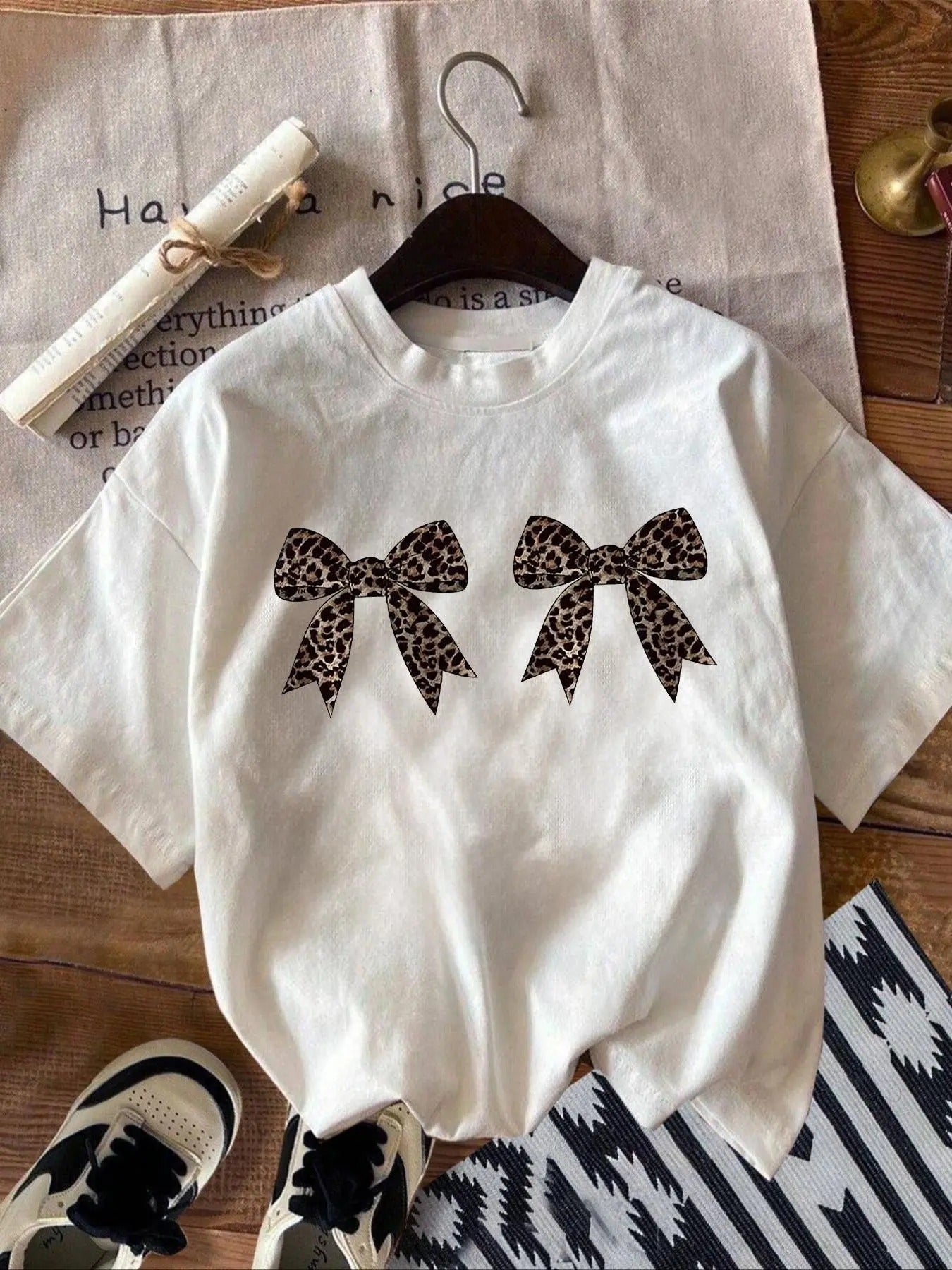 Women's Leopard Bowkont Print Round Neck Tee, Fashion Casual Crew Neck T-shirt for Daily Holiday Vacation Outdoor Wear, Ladies Clothes for Spring