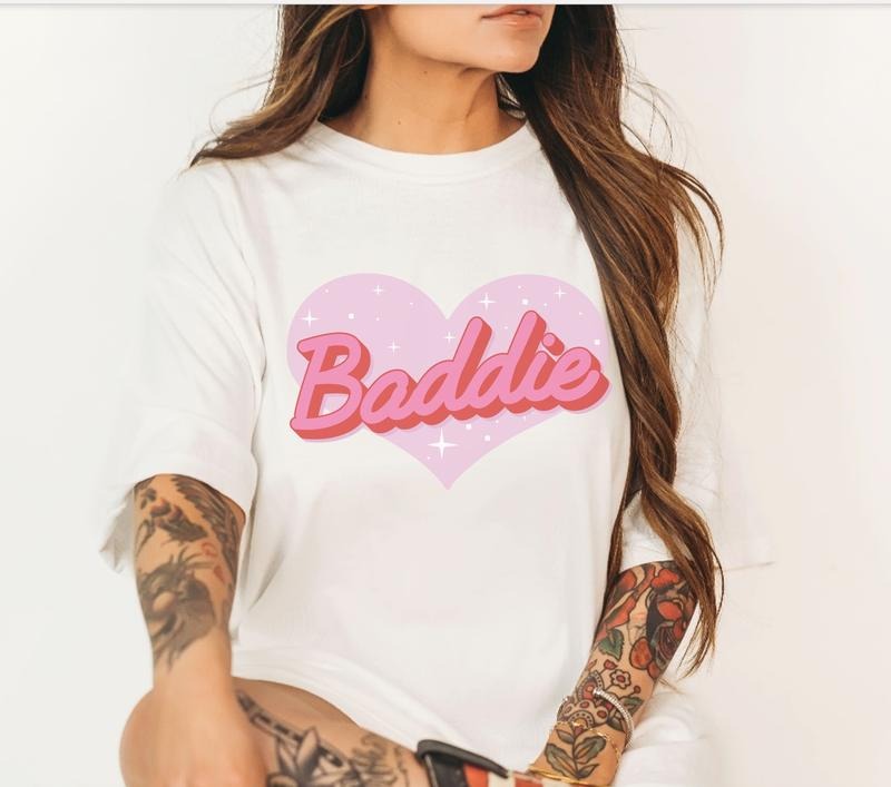 Baddie Heart T-Shirt Fun Girlfriend Gift Tshirt Baddie Girl Tee Funny Baddie Shirt Oversized Fit T-Shirt Soft Print Tee Comfy Baddie Tshirt Girl Gift Shirt Casual Outfit Shortsleeve Top