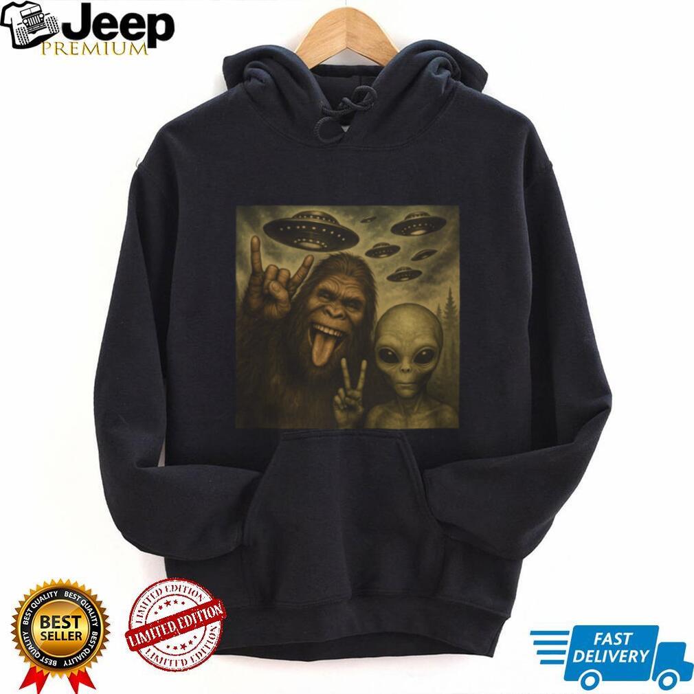 Bigfoot And Alien Selfie UFO Spaceship Funny Cryptid Shirt