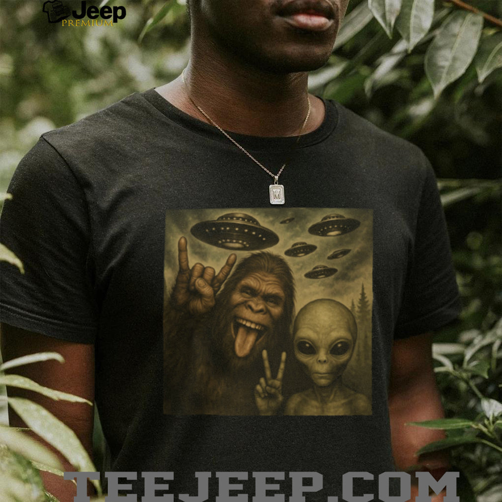 Bigfoot And Alien Selfie UFO Spaceship Funny Cryptid Shirt