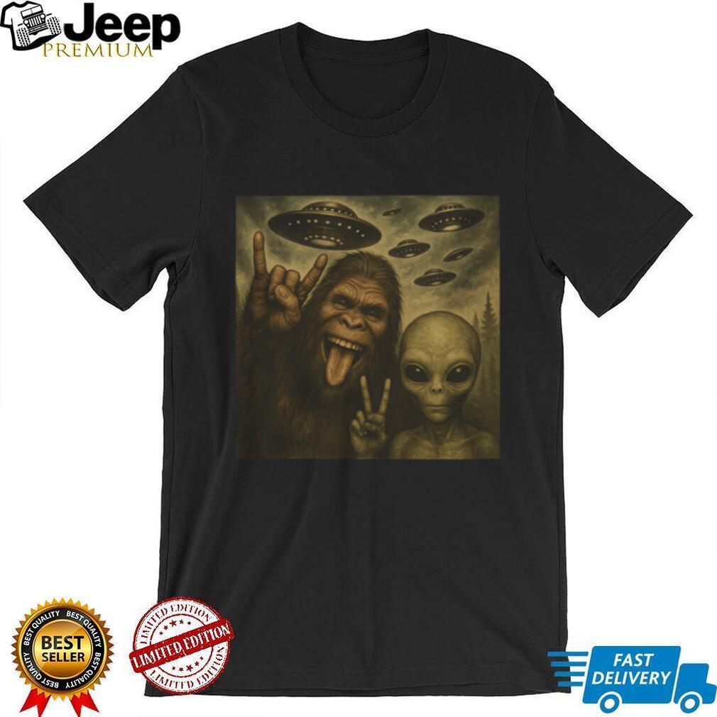 Bigfoot And Alien Selfie UFO Spaceship Funny Cryptid Shirt