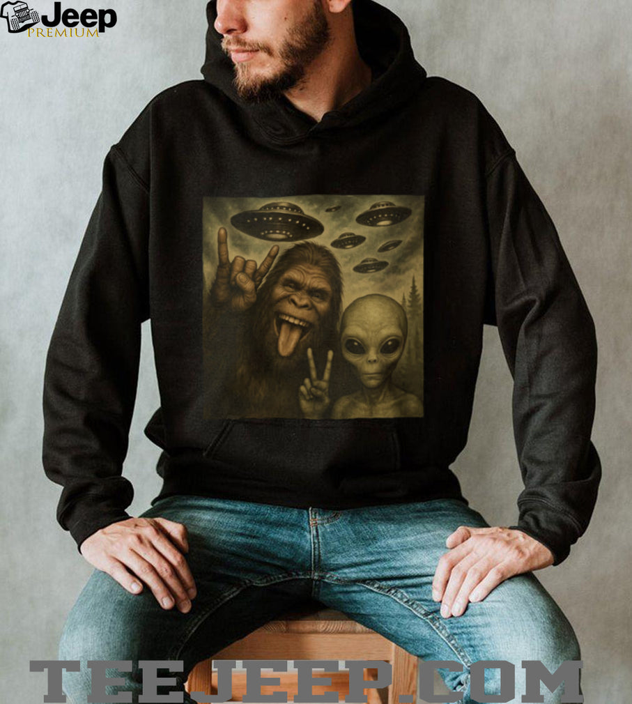 Bigfoot And Alien Selfie UFO Spaceship Funny Cryptid Shirt