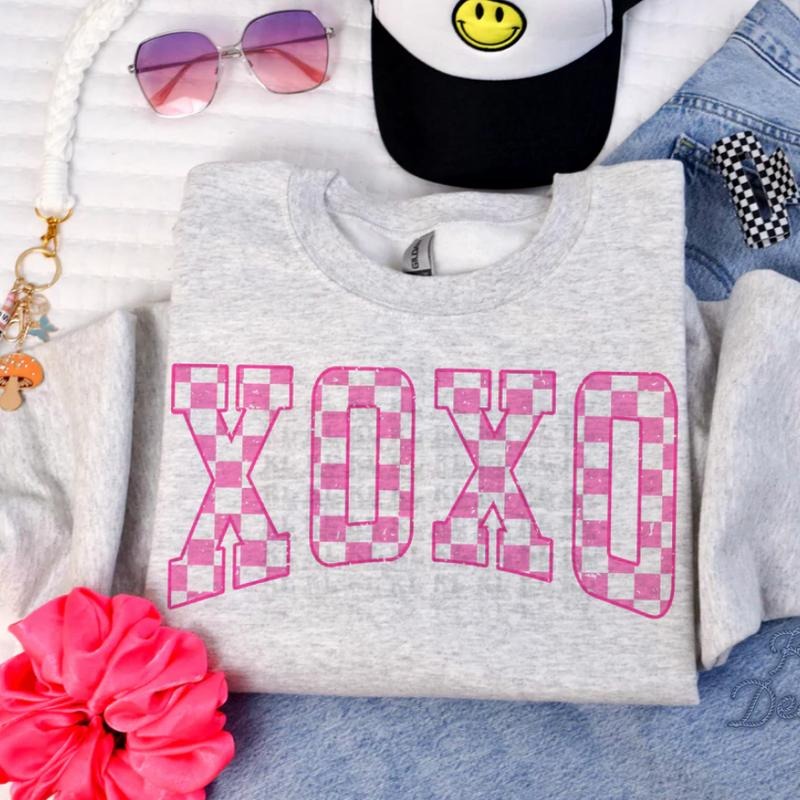 Checkered XOXO sweawtshirt, Retro Valentine crewneck shirt for women, western outfits women, western clothing stuff for...