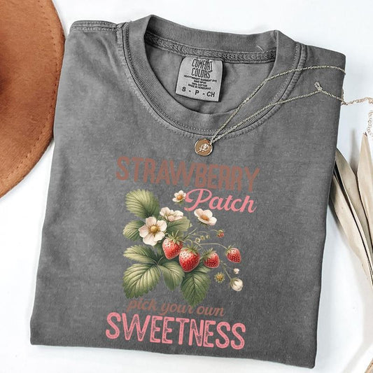 Comfort Colors Strawberry Vintage Shirt, Cute Fruit Design Tee, Everyday Casual Wear, Retro Graphic Tee, Casual Summer Wear, Strawberry Patch