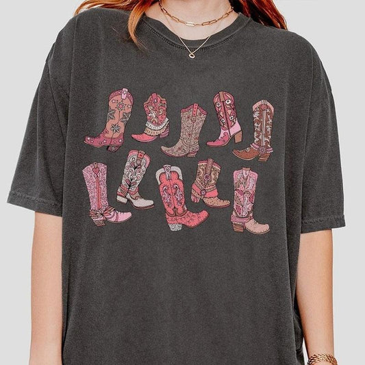 Cowgirl Pink Boots Shirt, Retro Wild West Shirt, Howdy Shirt, Vintage Howdy T-Shirt, Graphic Wild West Tee, Cowgirl Shirt for Girl, Comfort Shirt Gift for Her, Cute Country Shirts, Wild West Gifts for Women, Gift for Mom, Women Top