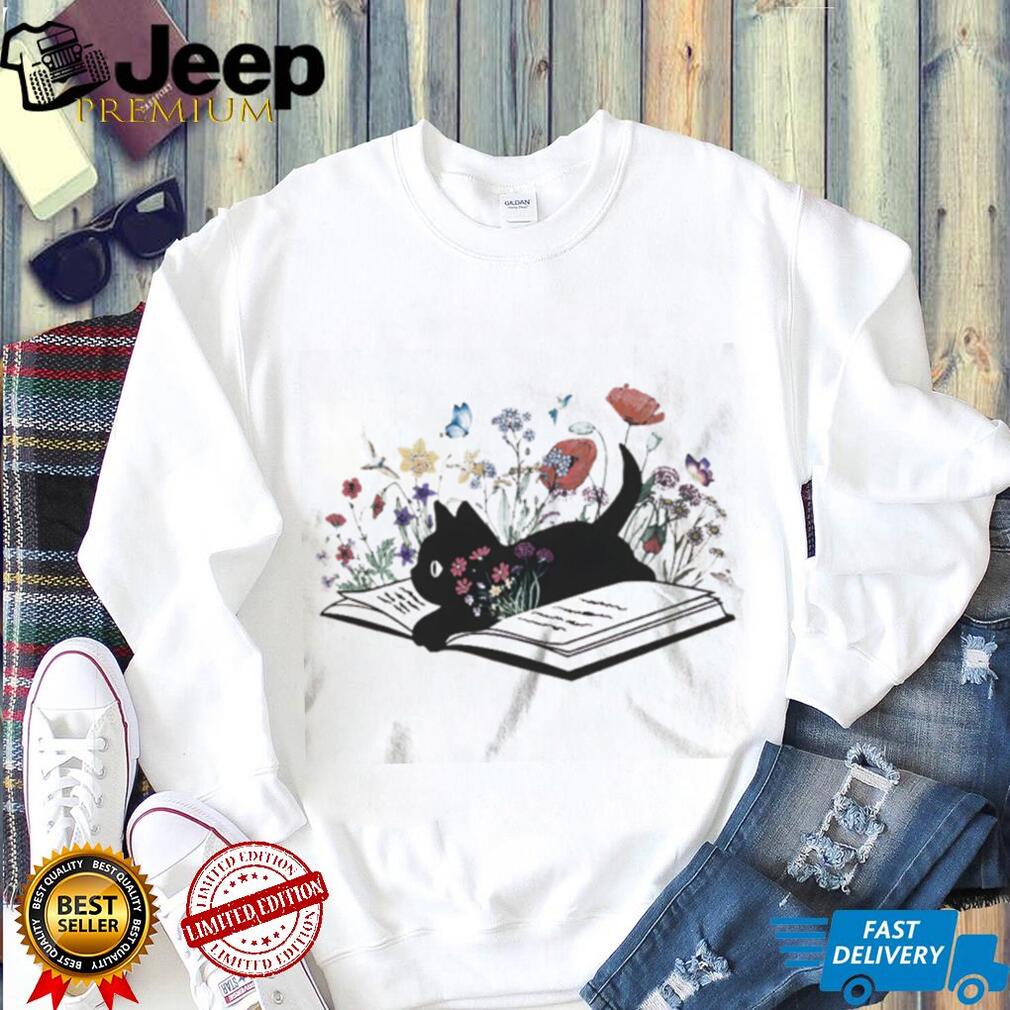 Cute Black Cat Reading Book Flowers Cottagecore Aesthetic T Shirt