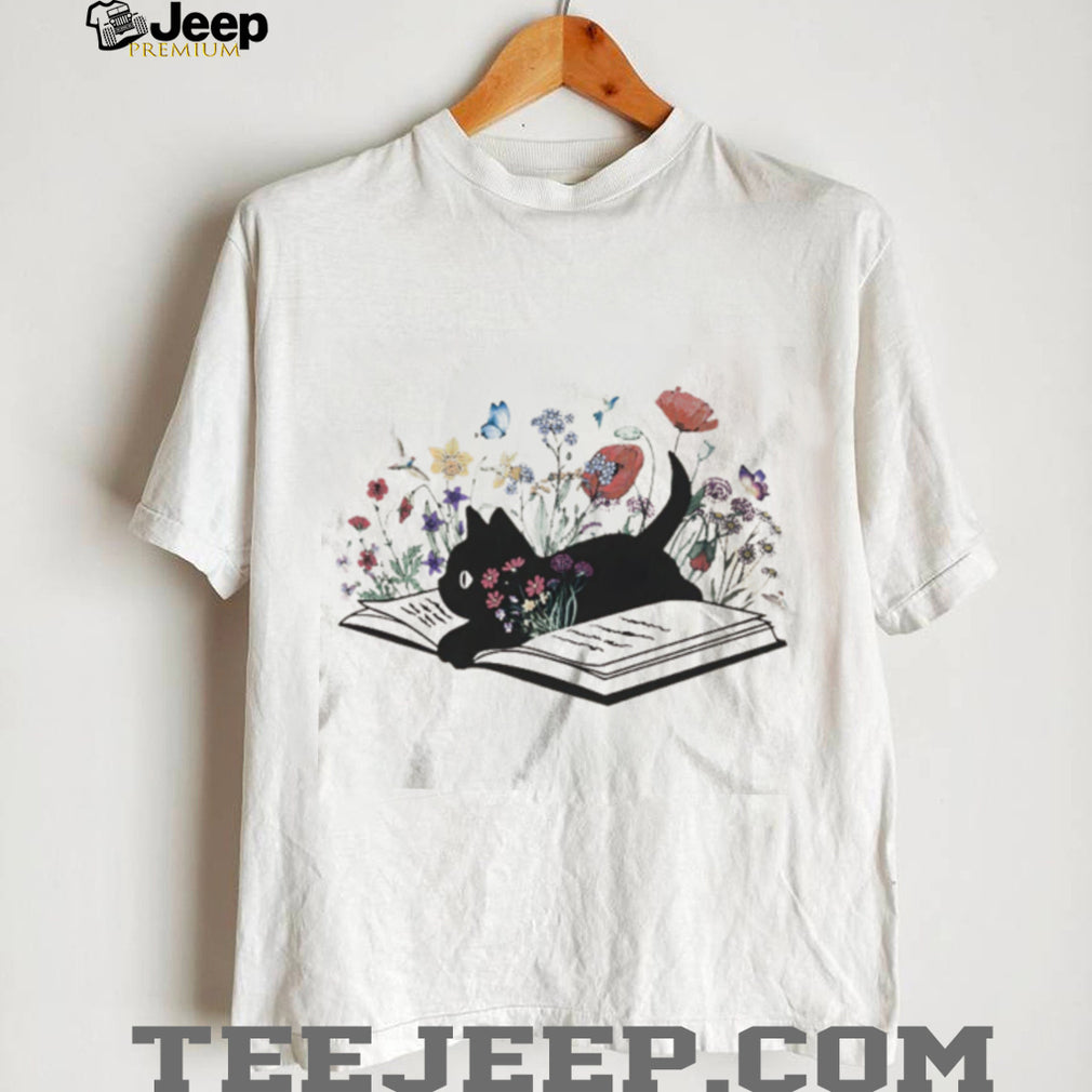 Cute Black Cat Reading Book Flowers Cottagecore Aesthetic T Shirt