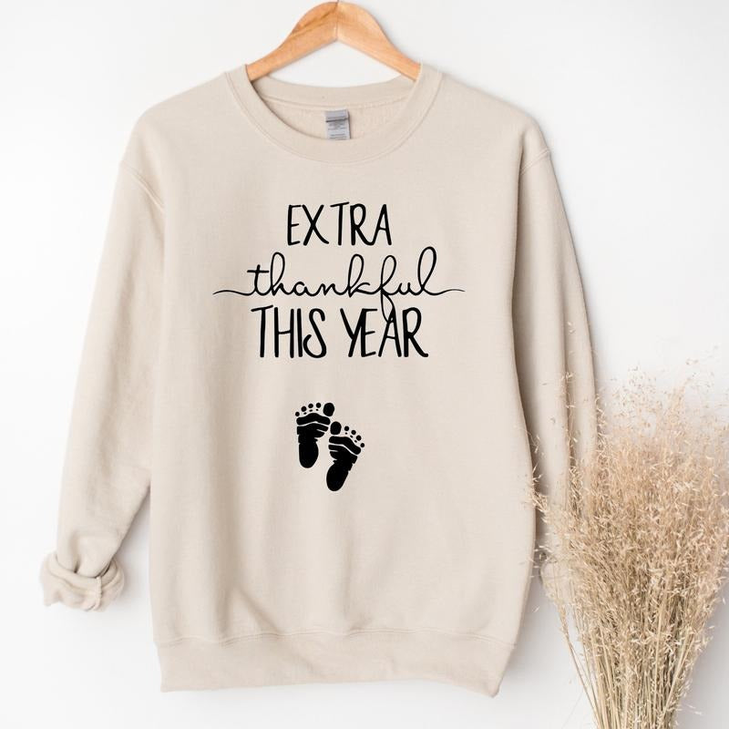 Extra Thankful This Year Sweatshirt, Thanksgiving Pregnancy Sweatshirt, Fall Thanksgiving Pregnancy Announcement Sweater, Pregnancy Reveal Shirt, Fall Baby Announcement, Pregnancy Reveal Shirt, Maternity Shirts, Mom To Be Sweatshirt