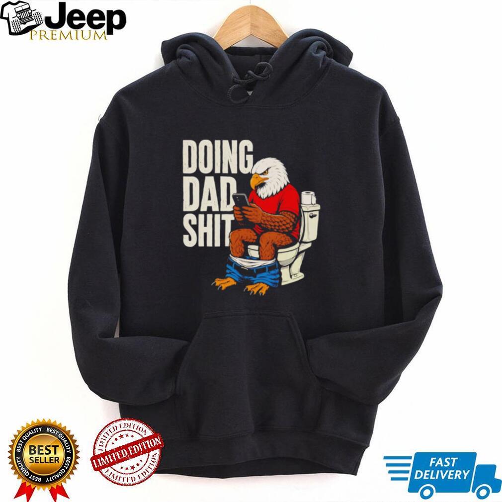 Funny Eagle Doing Dad Shit Bathroom Toilet Humor Men’s T Shirt