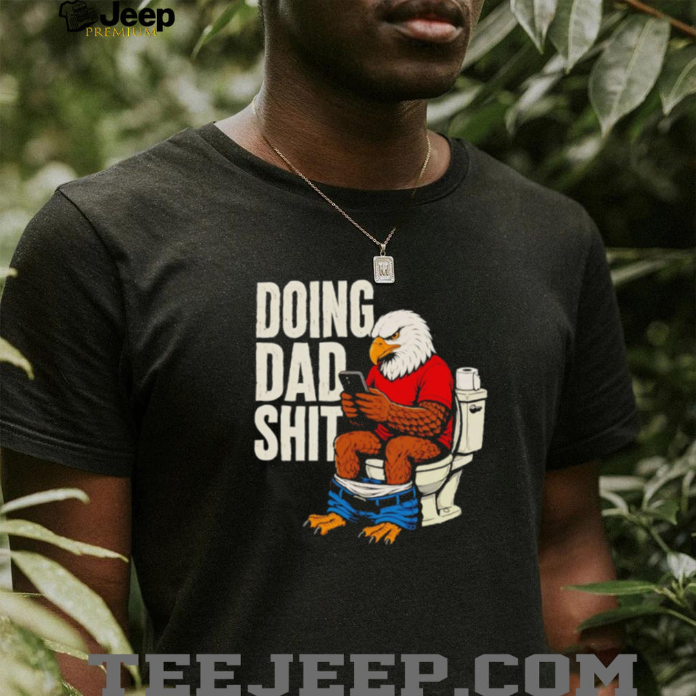Funny Eagle Doing Dad Shit Bathroom Toilet Humor Men’s T Shirt