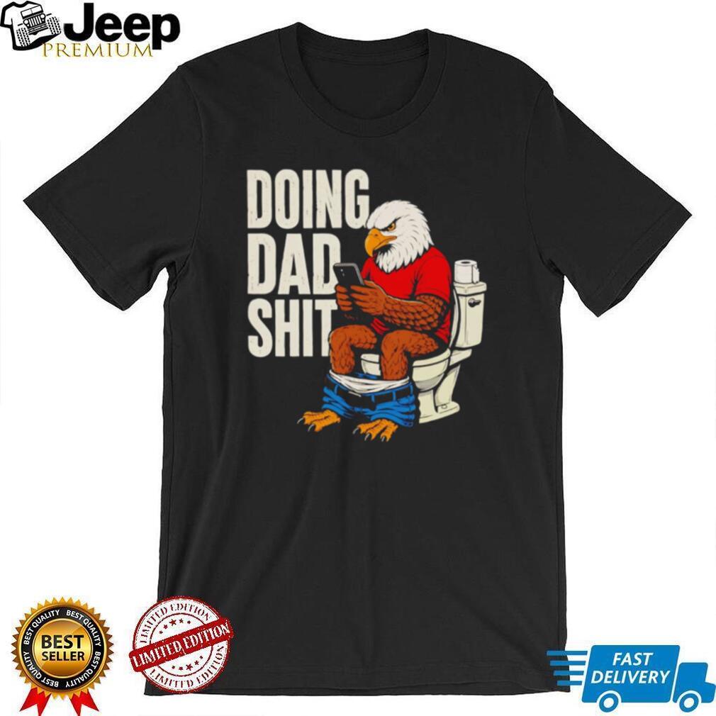Funny Eagle Doing Dad Shit Bathroom Toilet Humor Men’s T Shirt