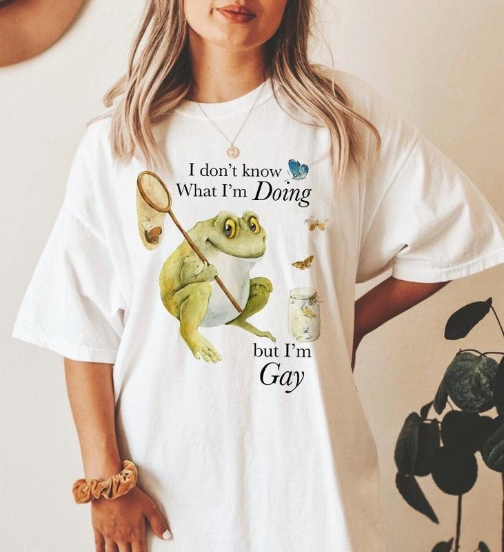 I don't know what I'm doing but I'm gay shirt | funny gay shirt | funny lgbt shirt | funny lesbian shirt | nonbinary frog | bisexual gift  T-shirt, sweater and Hoodie