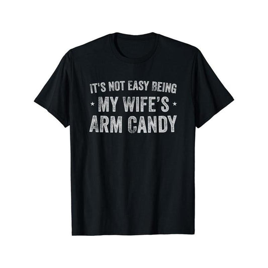 IT'S NOT EASY BEING MY WIFE'S ARM CANDY Print Men's Fashion Comfy Breathable Novelty T-Shirt New Casual Top Round Neck Short Sleeve Tee For Spring Summer Holiday Leisure Vacation Men's Clothing As Gift Made in USA