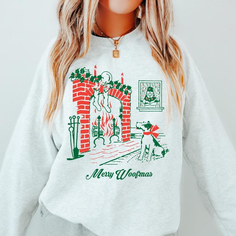 MERRY WOOFMAS DOGS CREWNECK (Crewneck Sweatshirt, Unisex Fit, Causal Sweatshirt for Christmas, Christmas Holiday Sweatshirt) Casual Womenswear