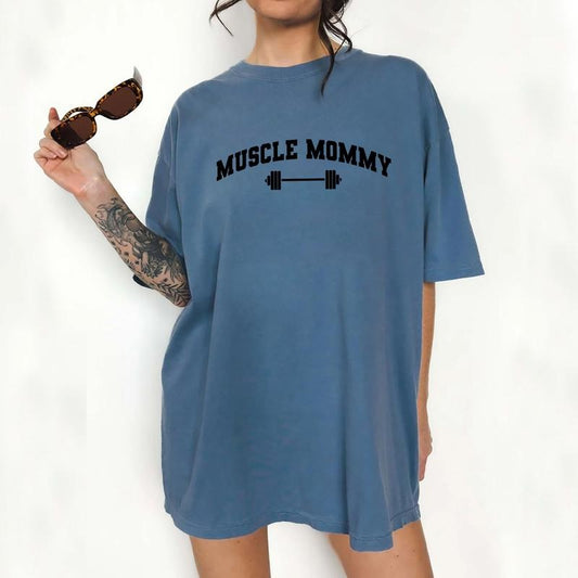 Muscle Mommy Tee, Muscle Mom Graphic Tee Women, Weightlifting Mom Unhinged Shirts For Women, Gym Lover Shirts For Mom,...