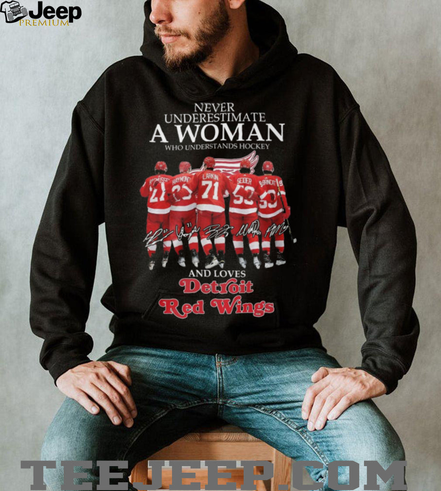 Never Underestimate A Woman Who Understands Hockey Detroit Red Wings T Shirt