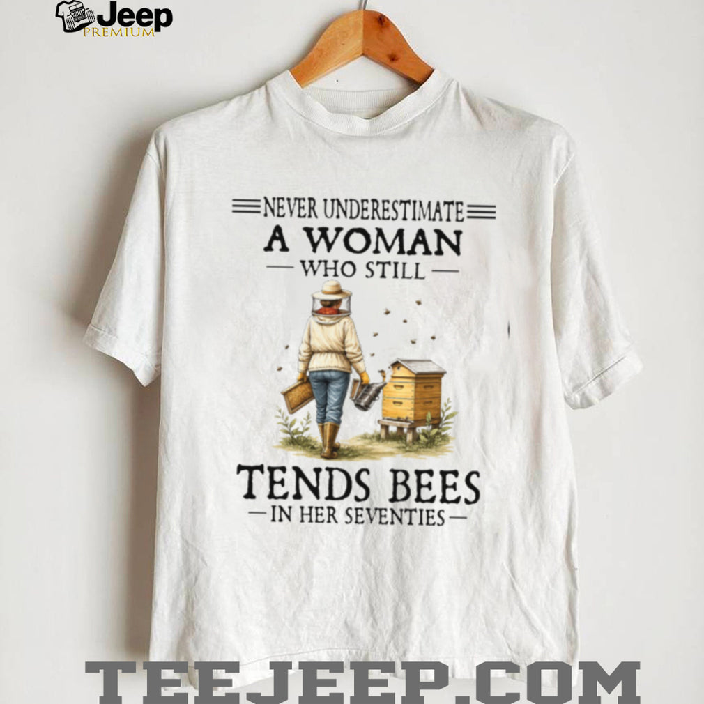 Never Underestimate Woman Beekeeper Honey Bee 70s Shirt