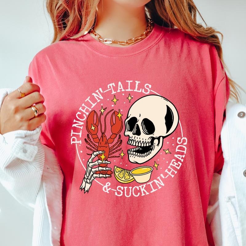PINCHING TAILS AND SUCKING HEADS CRAWFISH SHIRT (COMFORT COLORS T-SHIRT, CASUAL SHIRT UNISEX, HOLIDAY SHIRT, FUNNY GRAPHIC) Comfortable Top