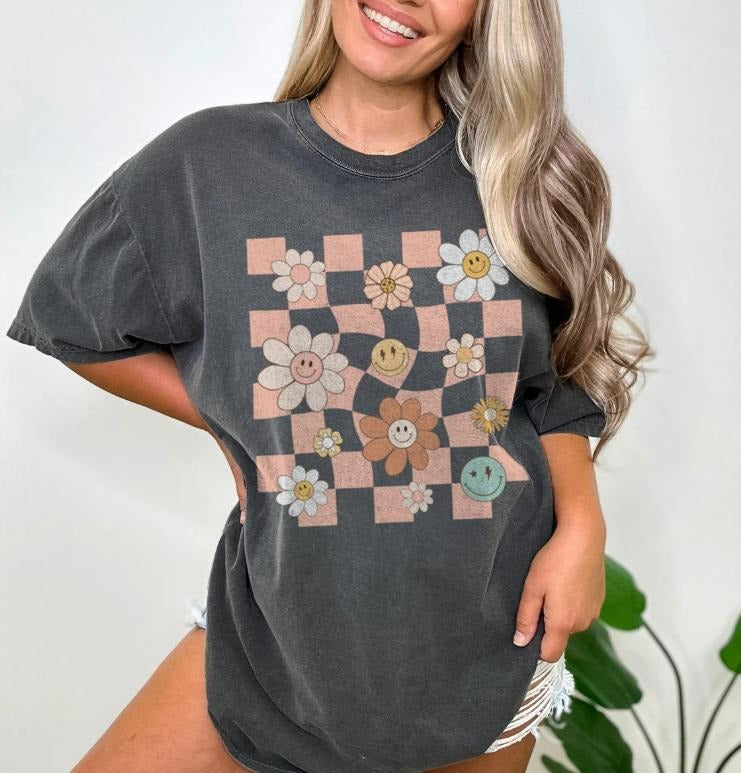 Retro Checkered Smile Face Daisy Flowers Vintage Vibe Graphic Tee, Trendy Shirt Crewneck Shortsleeve Top Womenswear