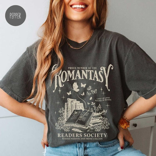 Romantasy T-Shirt for Romance Reader and Book Lover Vintage Reading Shirt Gift for Bookworm and Bibliophiles Girly Bookish Merch