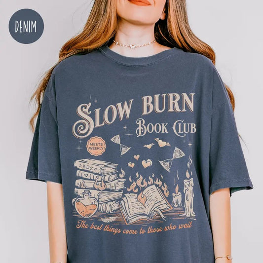Slow Burn Book Club for Romance Reader Funny Cute Vintage Crewneck for Book Lover Girlie Slow Burn Graphic Tee for Bibliophile Bookish Merch Vintage Reading t-Shirt for Women Gift for Book Lover