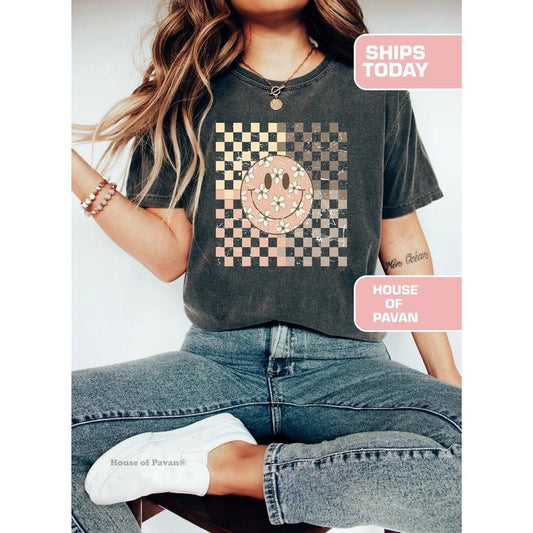 Smiling Flower Shirt Vintage Smiley Face Trendy Graphic Shirt Oversized Boho Comfy Sleep Shirt For Women Birthday Gift TK43GN