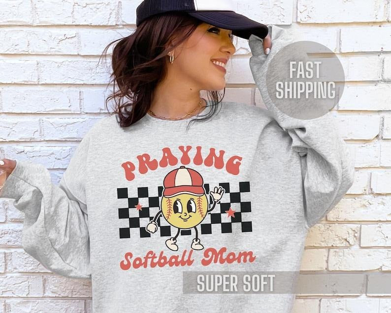 Softball Mom Sweatshirt Christian Mama Crewneck In My Softball Mama Era Long Sleeve Shirt Game Day Pullover Sport Mom Tee Retro Praying Mom