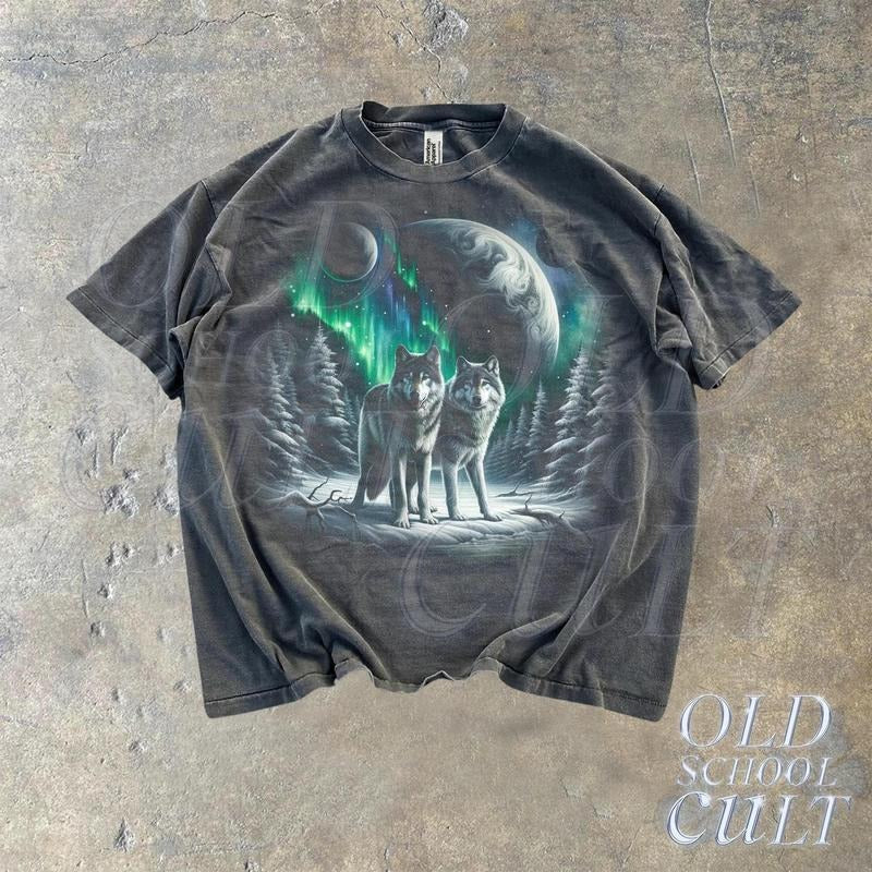 Two Wolf Vintage Halftone Graphic Shirt, Wolf Lovers Retro Tee, 2000s Nature Polar Lights Shirt, Mystical Unisex Oversize Tee,Cute Wolf Tee