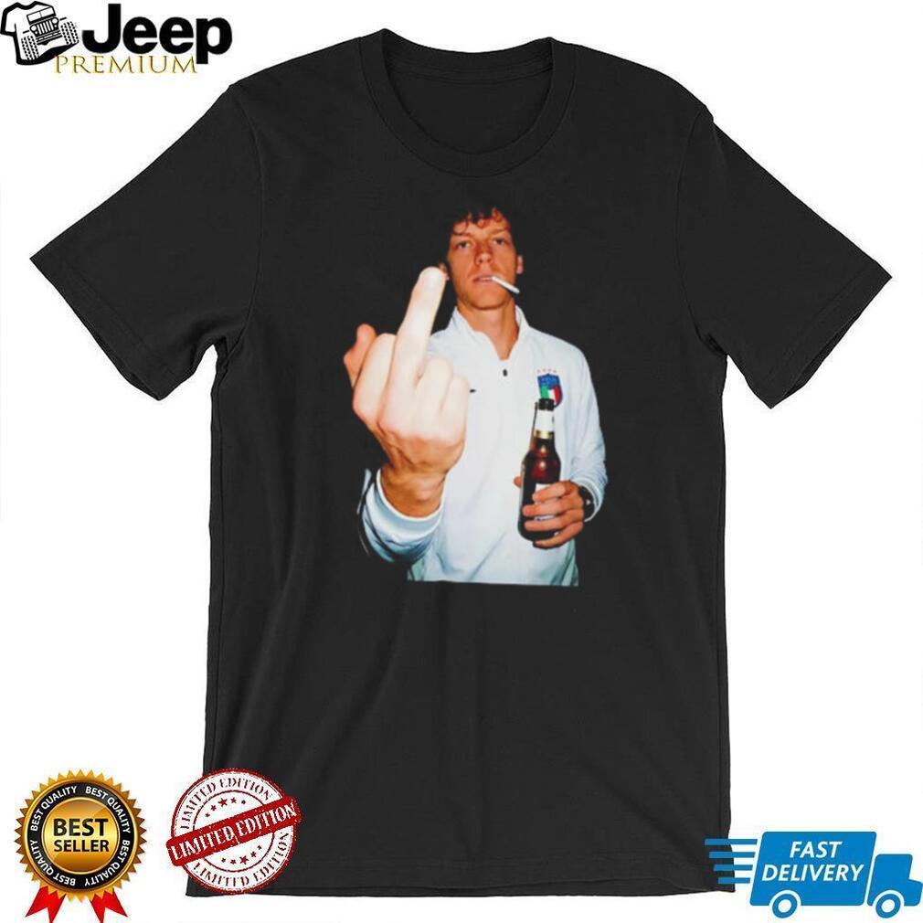 Wimbledon 2026 Italy Jannik Sinner middle finger shirt