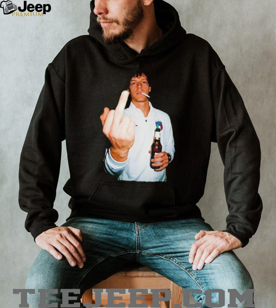 Wimbledon 2026 Italy Jannik Sinner middle finger shirt