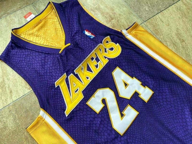 los angeles lakers #24 kobe bryant mitchell & ness Kobe Hall of Fame au Double-Sided Snakeskin Two-Tone Home Yellow 8 # Away Purple 24 # Embroidered Jersey Style 9