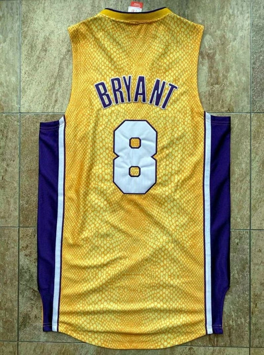 los angeles lakers #8 kobe bryant mitchell & ness Kobe Hall of Fame au Double-Sided Snakeskin Two-Tone Home Yellow 8 # Away Purple 24 # Embroidered Jersey Style 4