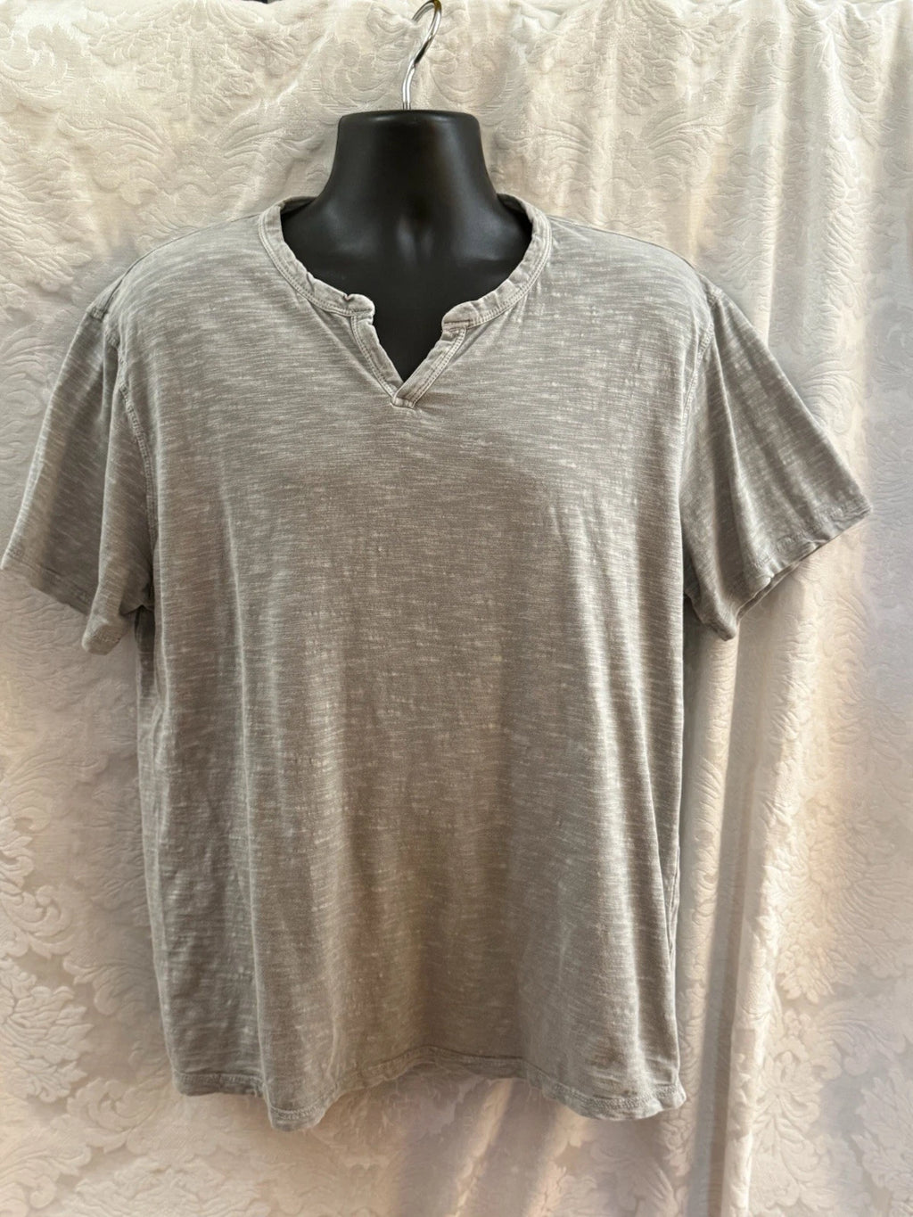 LUCKY BRAND Men’s NOTCHED NECK T-Shirt~Size XL~S/S 100% Cotton GRAY EUC